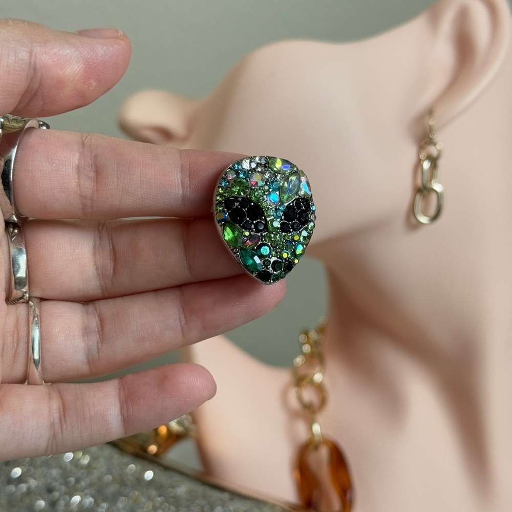 ⚜️❤️🔥 Aliené Rhinestone Brooch 👽💎💚 - Picture 5 of 7